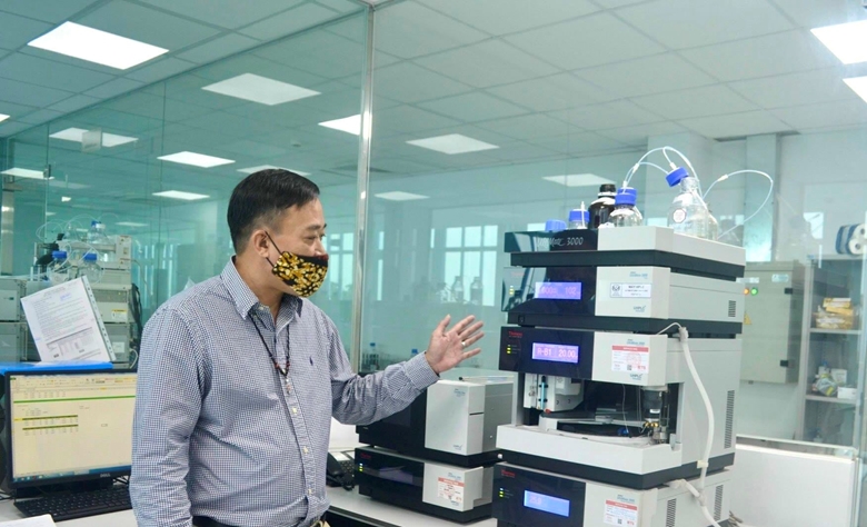 Dược sĩ Nguyễn Xuân Hoàng, Phó Viện trưởng Viện Thực phẩm chức năng  chia sẻ về quy trình nghiên cứu. Ảnh: TL